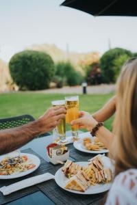 un grupo de personas sentadas en una mesa con bebidas en Pelican Alvor en Alvor