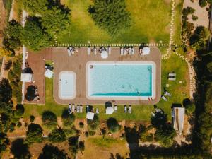 uma vista superior de uma piscina num parque em Pelican Alvor em Alvor