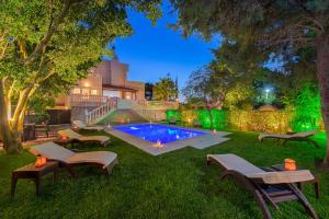 Bazén v ubytování Villa Small Paradise nebo v jeho okolí