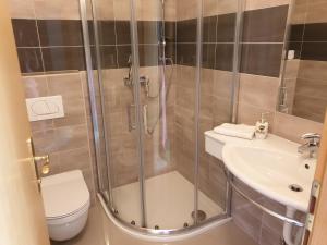 Un baño de Hotel Lohovo 37 fotos más