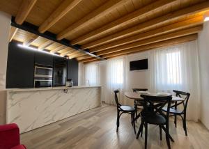 a kitchen and dining room with a table and chairs at Elva Suite House in Chioggia