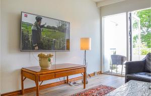 een woonkamer met een tafel en een tv aan de muur bij Awesome Apartment In Helsingr With Wifi in Helsingør
