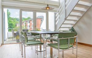 een eetkamer met een tafel en stoelen en een trap bij Awesome Apartment In Helsingr With Wifi in Helsingør