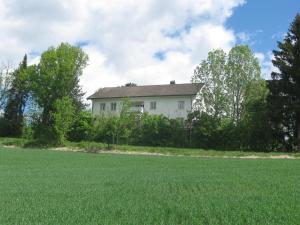 una casa blanca en medio de un campo en Sogn Lågensikt, en Svarstad