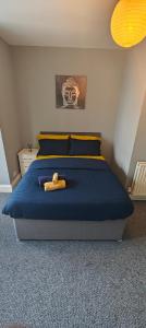 Ліжко або ліжка в номері Spacious large Room In Nottingham 005