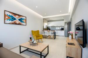 - un salon avec un canapé et une table dans l'établissement Mylos Luxury Apartment 4, à Agios Nikolaos