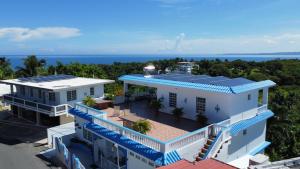 - une vue aérienne sur une maison dotée de panneaux solaires sur le toit dans l'établissement Vista del Mar terrace with pool table and views, à Rincon