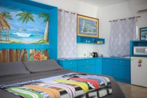 une chambre avec des armoires bleues et une peinture murale dans l'établissement Vista del Mar terrace with pool table and views, à Rincon