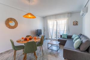 TV a/nebo společenská místnost v ubytování TrendyHomes Retamar - Vistas al mar, playa a 1 min, golf