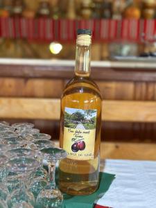una botella de whisky sentada en una mesa con gafas en Casa dintre munti Karina, en Nehoiu
