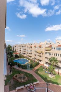 Bazén v ubytování TrendyHomes Retamar - Vistas al mar, playa a 1 min, golf nebo v jeho okolí