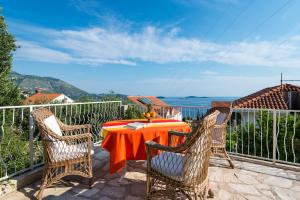 un patio con mesa y 2 sillas en Villa Adriatic Rooms, en Mlini