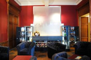 - un salon avec un grand écran dans l'établissement Château de Champlong Table Hôtel **** Golf & Spa, à Villerest