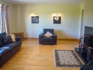 a living room with a couch and two chairs at Tra Gheal in Kilmore Quay