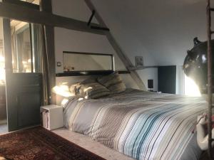 ein Schlafzimmer mit einem großen Bett in einem Zimmer in der Unterkunft Grande maison avec jardin arboré in Survilliers