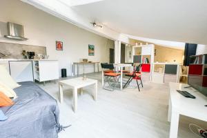 ein Wohnzimmer mit Sofa und Tisch in der Unterkunft #EH Le Rousseau in Grenoble