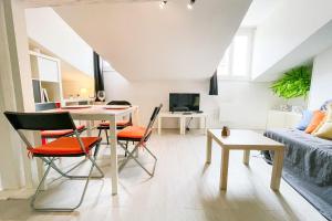 ein Wohnzimmer mit Tisch und Stühlen in der Unterkunft #EH Le Rousseau in Grenoble