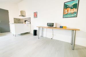 Zimmer mit Tisch und Mikrowelle in der Unterkunft #EH Le Rousseau in Grenoble + 3 Fotos