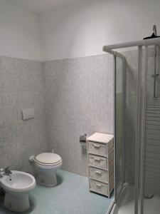 PizzoにあるAuroraのバスルーム(トイレ、洗面台、シャワー付)