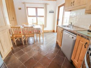 Kuchyň nebo kuchyňský kout v ubytování Clogher Cottage
