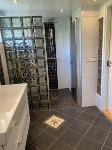 uma casa de banho com um chuveiro e um lavatório. em Studio 51 Örgryte em Gotemburgo