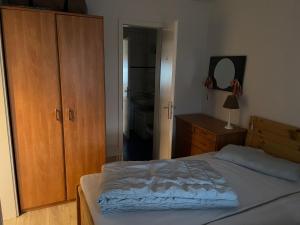 sypialnia z łóżkiem, komodą i lustrem w obiekcie Seeblick Wohnung 112 mit Ostseeblick w Koserowie