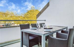 een tafel met stoelen en wijnglazen op een balkon bij Nice Apartment In Helsingr With Wifi in Helsingør