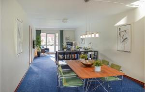 ヘルシンゲルにあるAmazing Apartment In Helsingr With 3 Bedrooms And Wifiのダイニングルーム(テーブル、椅子付)