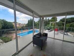 a living room with a couch and a view of a pool at L'Inattendue in Castelnau-le-Lez
