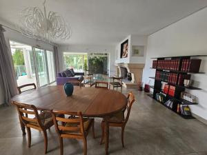 a living room with a wooden table and chairs at L'Inattendue in Castelnau-le-Lez