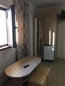 una mesa de madera en una habitación con ventana en Casa Adina David, en 2 Mai