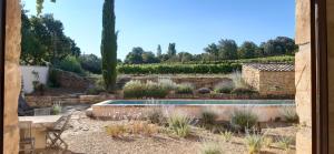 a garden with a swimming pool in a yard at Mas du Figuier Oppede Luberon in Oppède