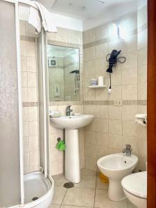 Ванна кімната в Conti Holiday Homes