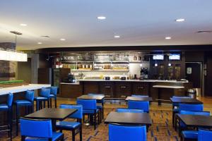 Courtyard by Marriott Madison East tesisinde bir restoran veya yemek mekanı