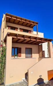 Una casa con una pérgola. en Kallistis Beach House en Monólithos