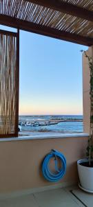 una ventana con vistas al océano en Kallistis Beach House en Monólithos