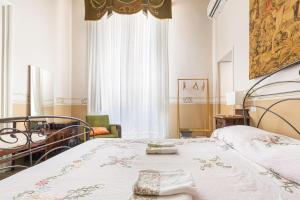 Un dormitorio con una cama con una toalla. en Bianco Liberty by BarbarHouse, en Trepuzzi
