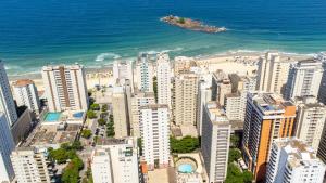 Ferraretto Guarujá Hotel & Spa في غوارويا: اطلالة جوية على مدينة فيها شاطئ ومباني