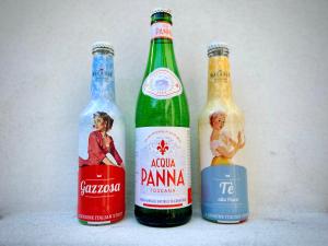 tres botellas de cerveza sentadas una al lado de la otra en RELSTAY - Amendola en Milán
