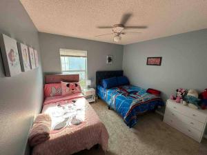 - une chambre avec 2 lits et une fenêtre dans l'établissement Modern Brand New Home 20mins DisneyParks, à Davenport