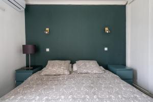 クルブヴォアにあるF3 Terrasse La défenseの青い壁のベッドルーム1室(大型ベッド1台付)