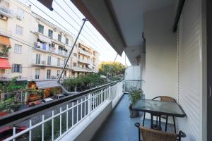 een balkon van een gebouw met een tafel en stoelen bij La casa di San Rocco in Corfu-stad