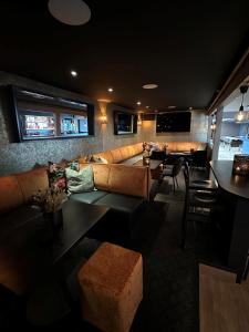 Lounge alebo bar v ubytovaní Ågotnes Hotell & Motell