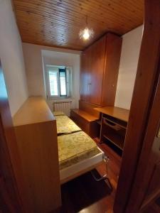 a small room with a bed and a desk at LA CASA IN PIAZZA in Capracotta