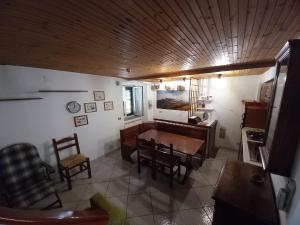 a living room with a table and chairs and a kitchen at LA CASA IN PIAZZA in Capracotta