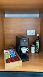 Una cocina con una cafetera y una caja de cupcakes. en TRAMWAY 3-Trieste center, en Trieste