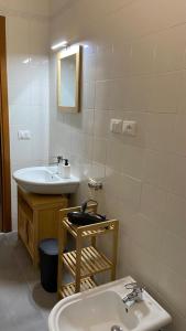 Un baño con lavabo, inodoro y espejo. en TRAMWAY 3-Trieste center, en Trieste