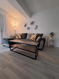 a living room with a couch and a table at Come&Enjoy in Craiova