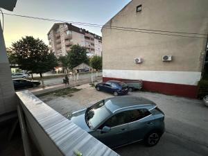 une voiture garée dans un parking à côté d'un bâtiment dans l'établissement Central Apartment, à Strumica