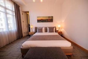 pokój hotelowy z 2 łóżkami i 2 lampami w obiekcie Cihangir Residences w Stambule